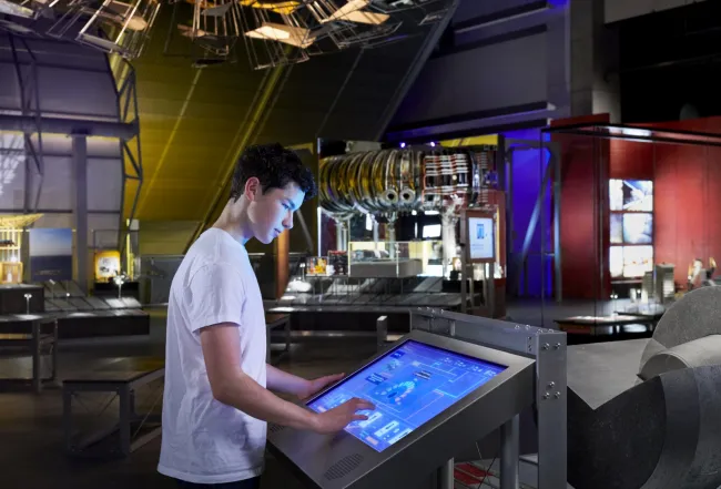 07_A visitor plays an interactive game in Energy Revolut